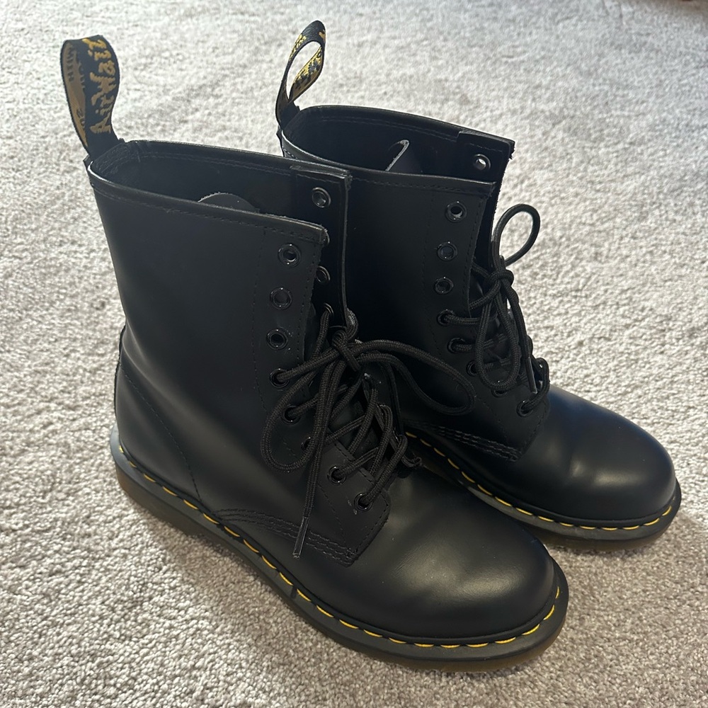 Doc Martens 11821 Black Womens size 9